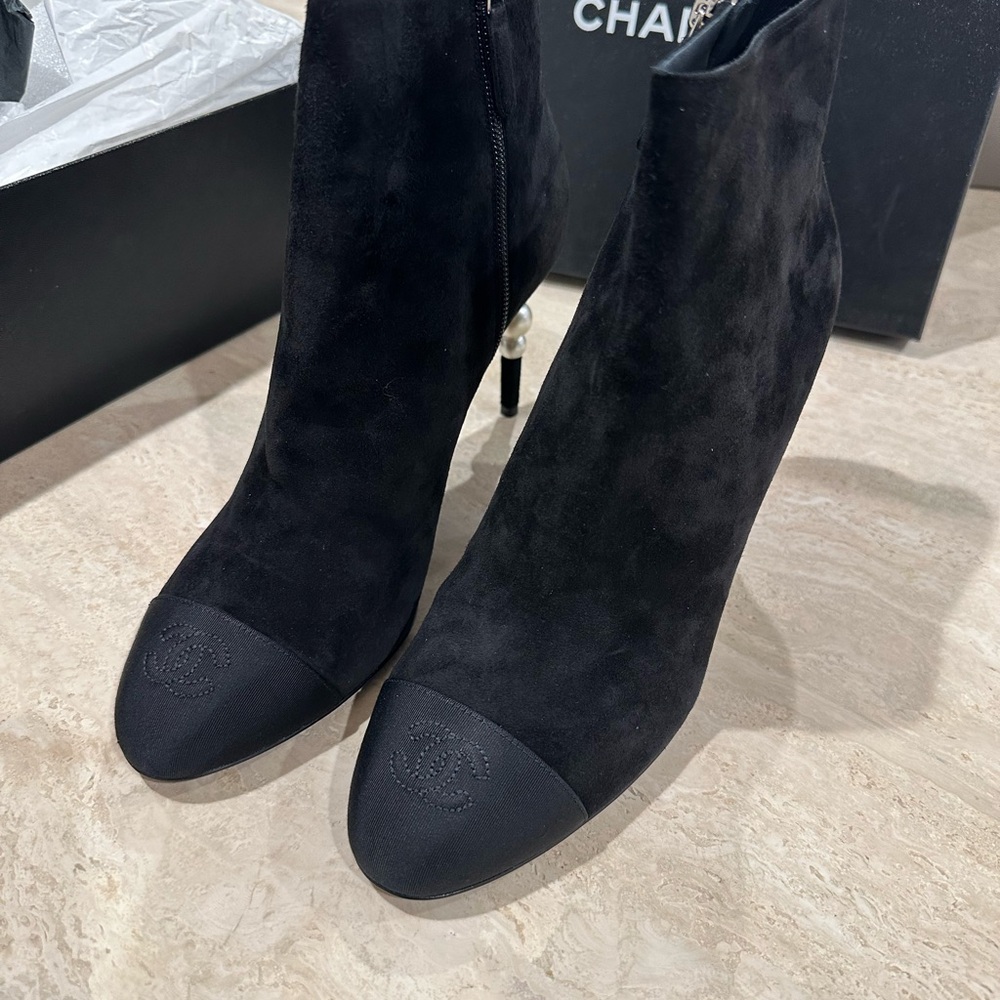 Brand new Chanel Booties in size 41.5 with pearl heel and suede. Never worn!!